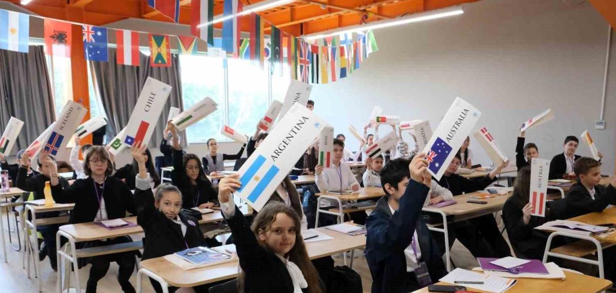 Türk ve Rus Öğrenciler Aynı Masada