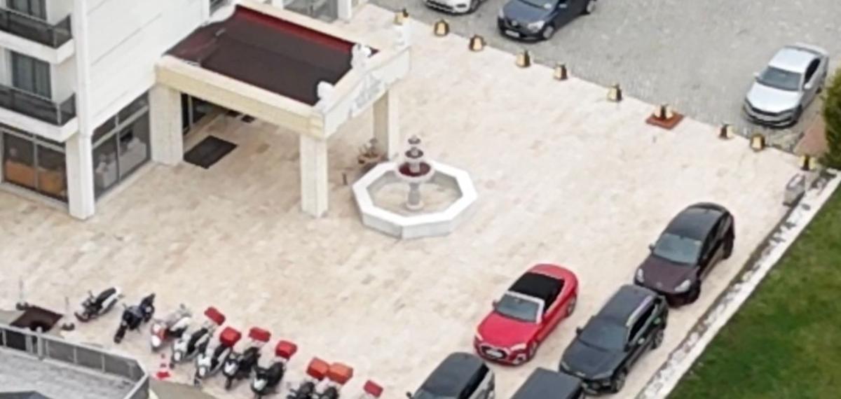 Tutuklu Başkan Yalım’ın Sevgilisine Aldığı Milyonluk Otomobil ve Diğer Araçlar, Kayyım Atanan Otele Getirildi