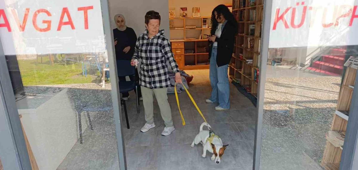 Ukraynalı Kadın Hayatının Şokunu Yaşadı, Kurt Köpeğiyle Dalaşan Kucağındaki Köpeği Parmağını Parçaladı