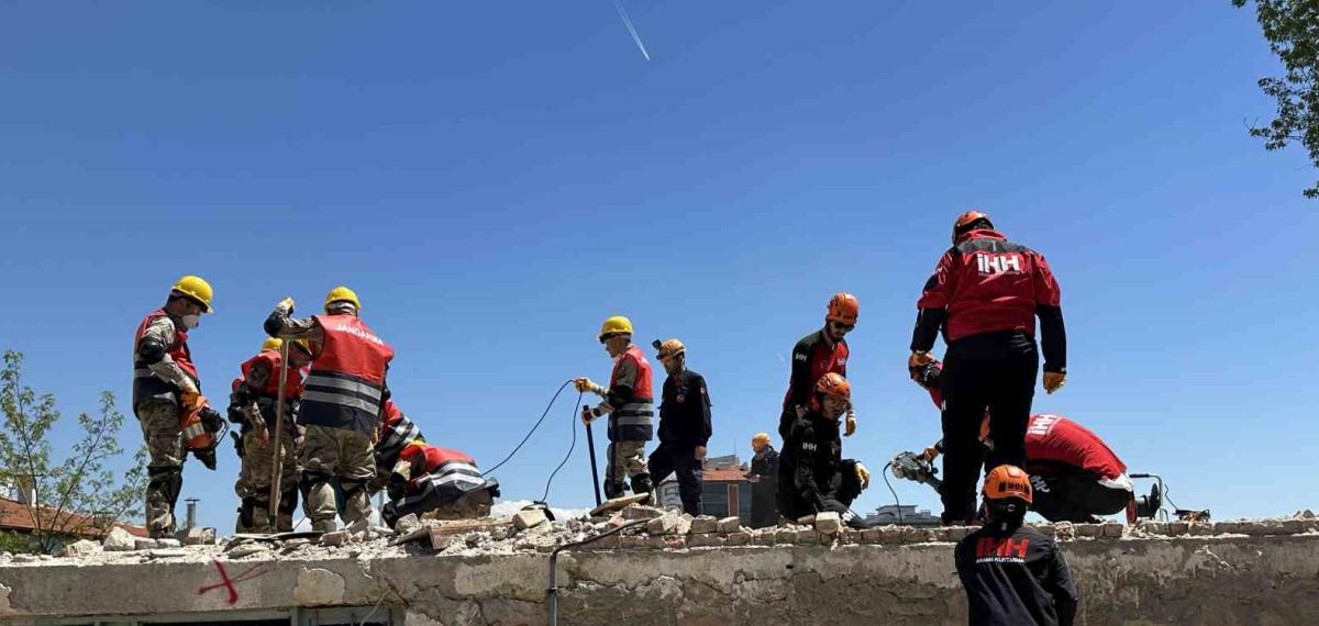 Uşak’ta Gerçeği Aratmayan Deprem Tatbikatı Gerçekleştirildi