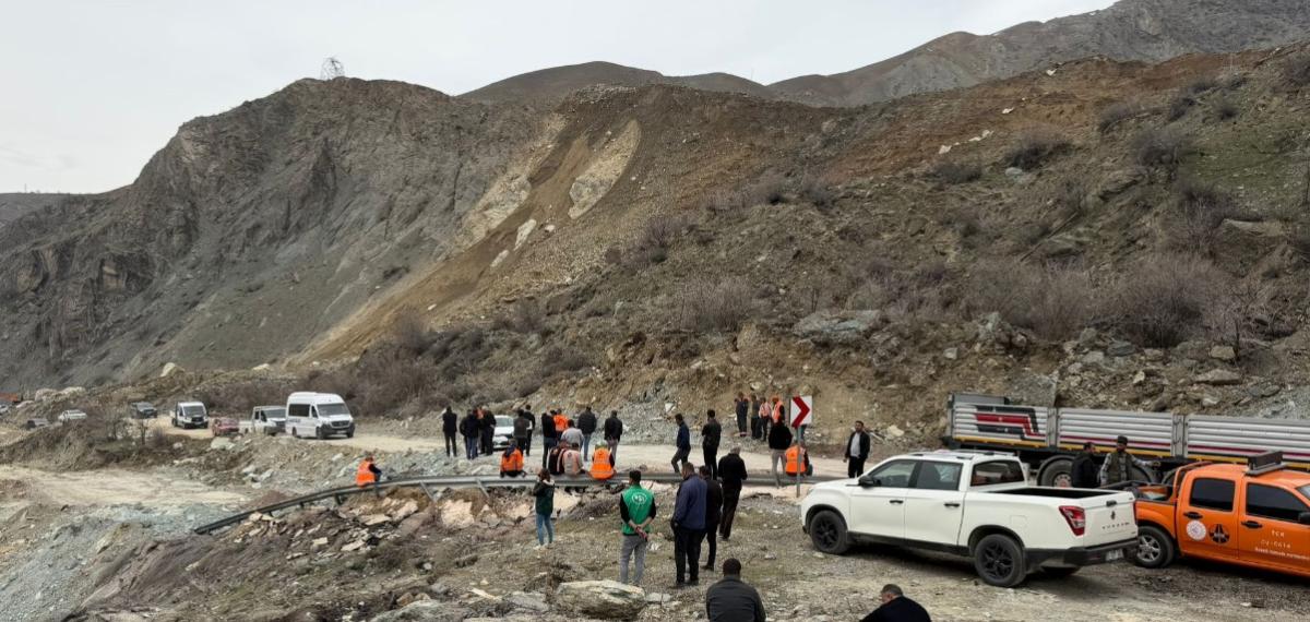 Van-Hakkari Kara Yolunda Heyelan Riski Devam Ediyor