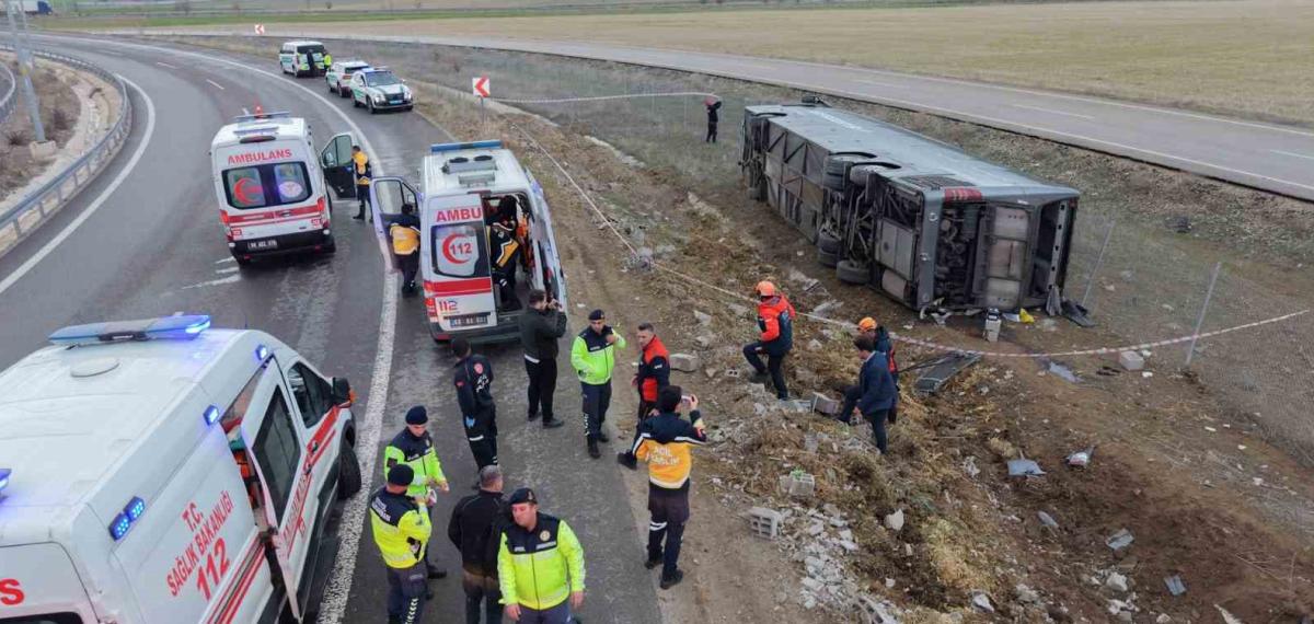 Virajı Alamayan Otobüs Şarampole Devrildi: 23 Yaralı