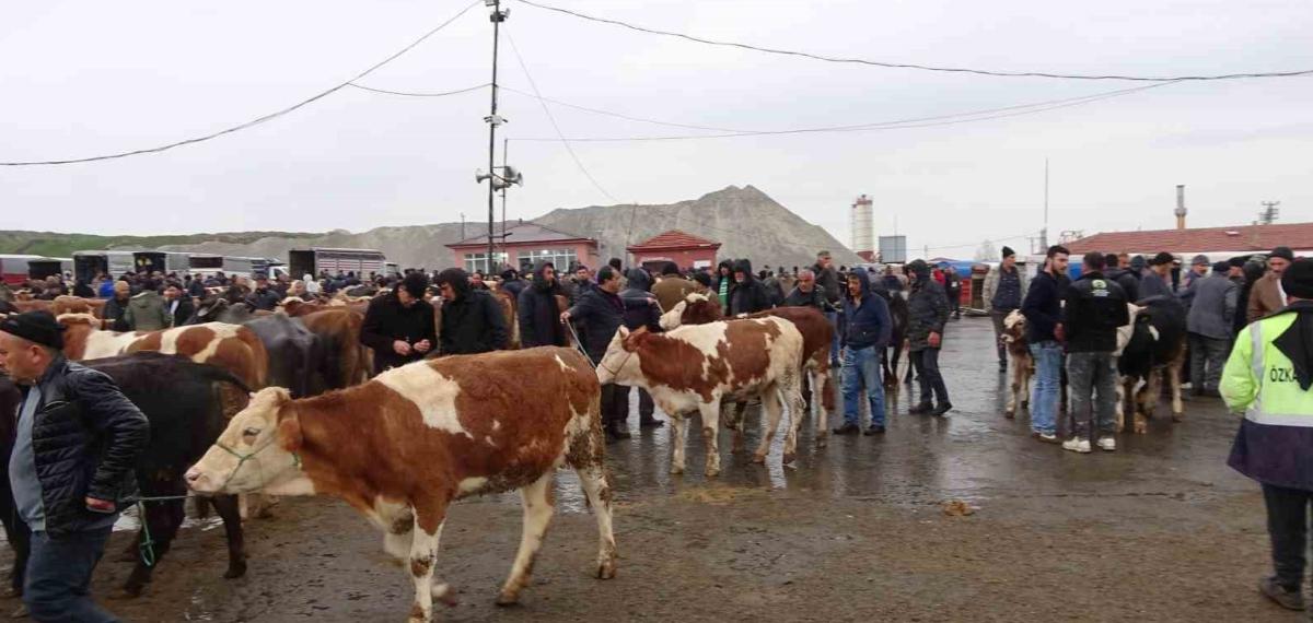 Yağışlı Havaya Aldırış Etmeyen Üreticiler ve Alıcılar Bu Pazarda Buluşuyor