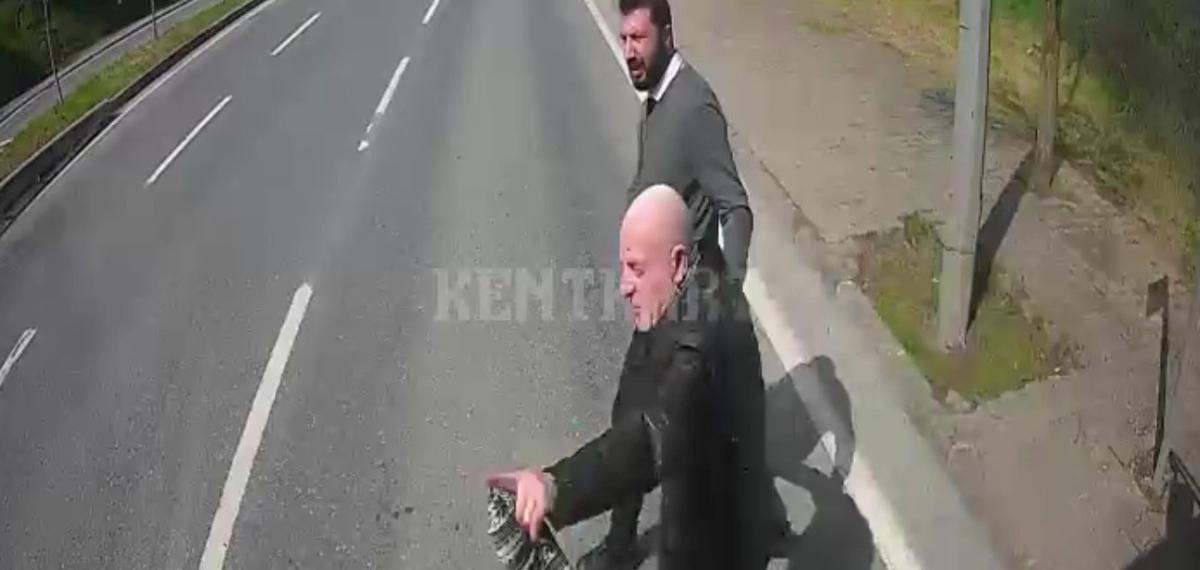 Yaşlı Yolcunun Yolculuğunu Güvenli Kılmak İçin Adım Atan Otobüs Şoförü