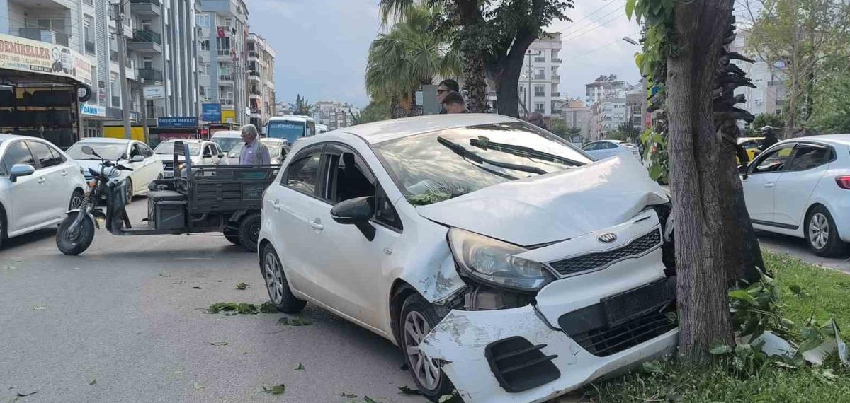 Yaya Geçidinden Geçen Motosiklete Çarpmamak İçin Direksiyonu Kırınca Ağaca Çarptı