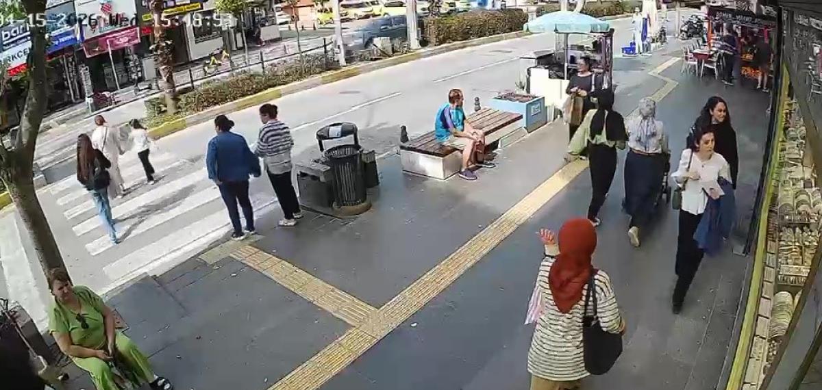 Yayalara Çarpan Motosiklet Sürücüsü Yaralılar Yerde Yatarken Olay Yerinden Kaçtı