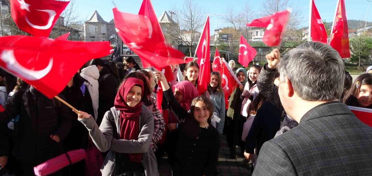 Yeni Haftaya Bayrak, Vatan, Milli ve Manevi Değerler Anlatılarak Başladı
