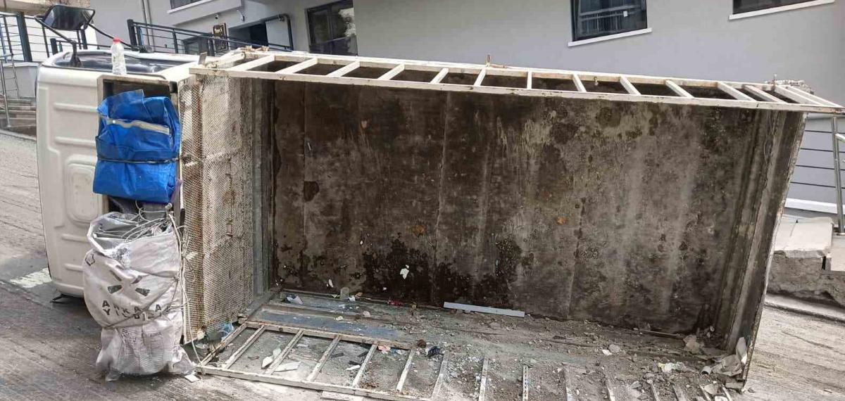 Yokuşta İlerleyemeyen Kamyonetini Araçlara Çarpmamak İçin Bilerek Devirdiğini İddia Etti
