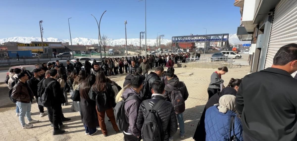 Yüksekova’da Kütüphane Önünde Kuyruk