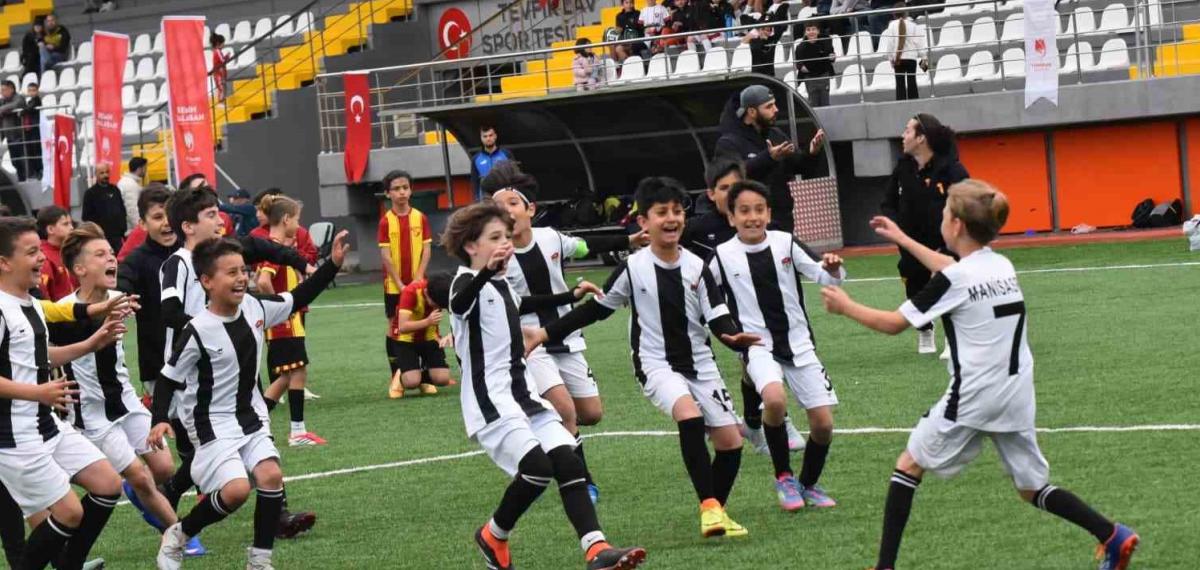 Yunusemre’de 23 Nisan Coşkusu Yeşil Sahada Yaşandı