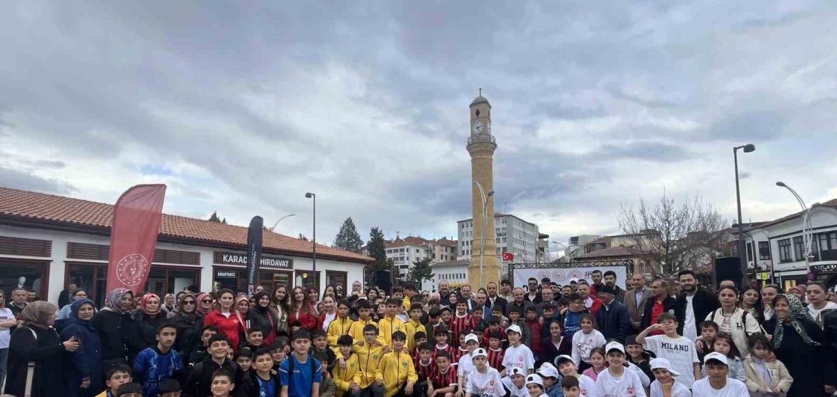 Yüzlerce Kişi Sağlıklı Yaşama Dikkat Çekmek İçin Yürüdü
