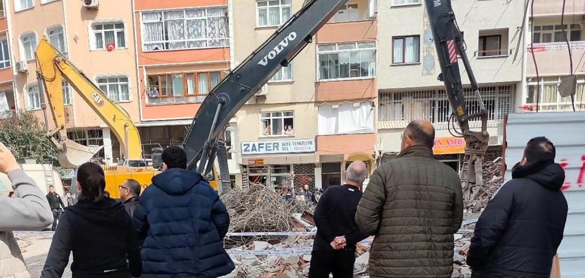 Zeytinburnu’nda Bina Yıkımı Sırasında Kopan Parça Çocuğun Kafasına Düştü: 1 Ölü