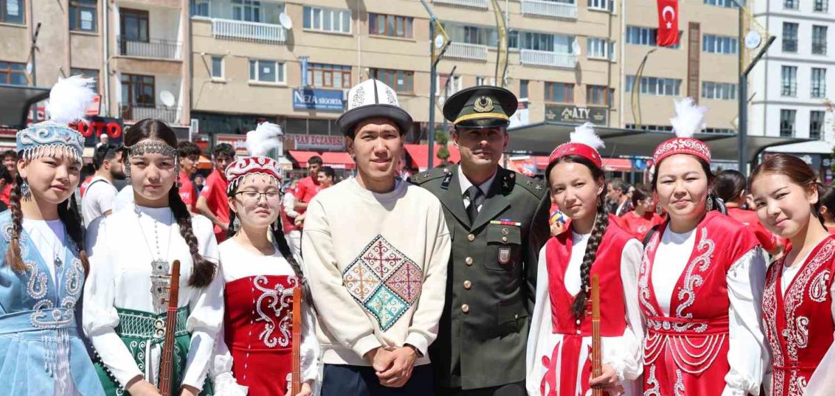 19 Mayıs Festivalinde Kırgız Ekibinin Kıyafetleri ve Müzikleri Hayran Bıraktı