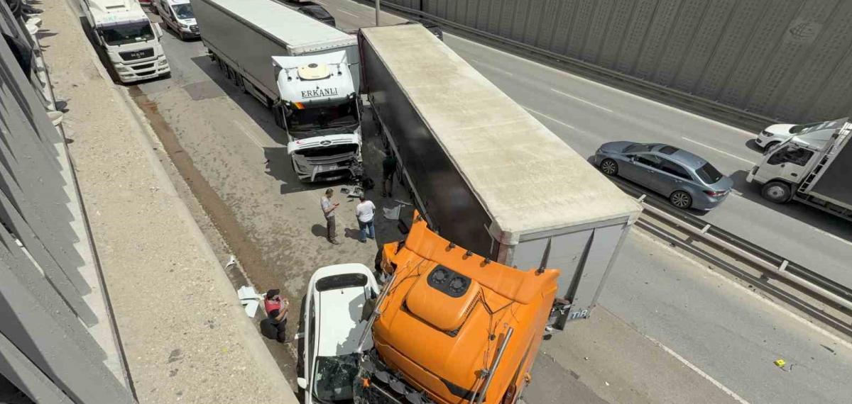 2 Tır ve 1 Otomobilin Hurdaya Döndüğü Kazayı Sürücüler Hafif Sıyrıklarla Atlattı