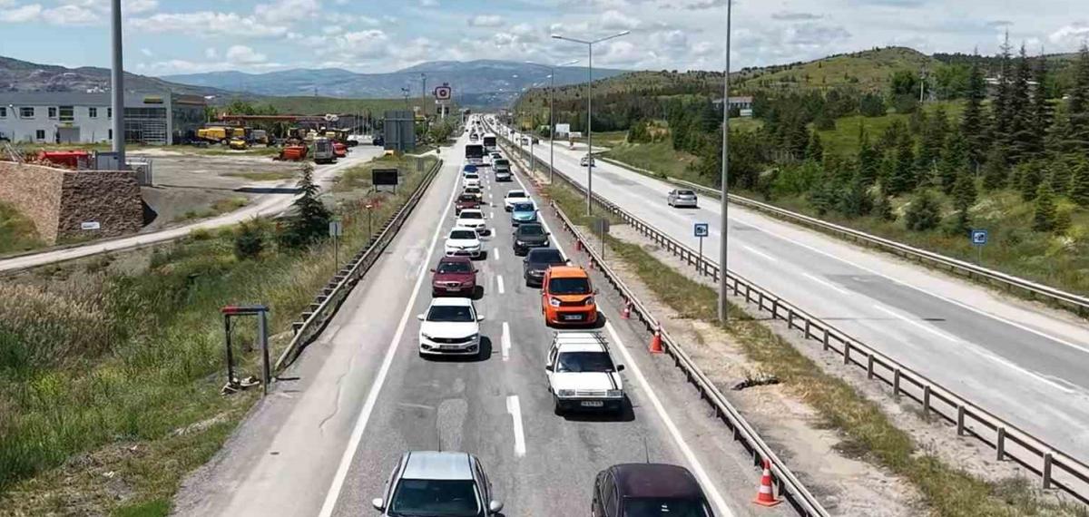 43 İlin Geçiş Noktasında Trafik Hareketliliği Devam Ediyor: Validen Sürücülere Emniyet Kemeri ve Hız Uyarısı