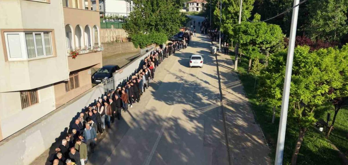 60 Yıldır Süren Gelenek: Bayramlaşmada 1 Kilometrelik Kuyruk Oluştu