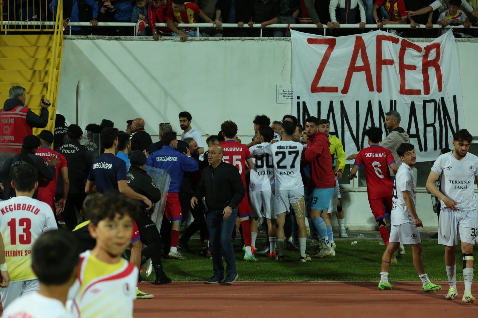 Isparta’daki Play-Off Maçında Ortalık Karıştı: Protokol Tribününde Kavga Çıktı