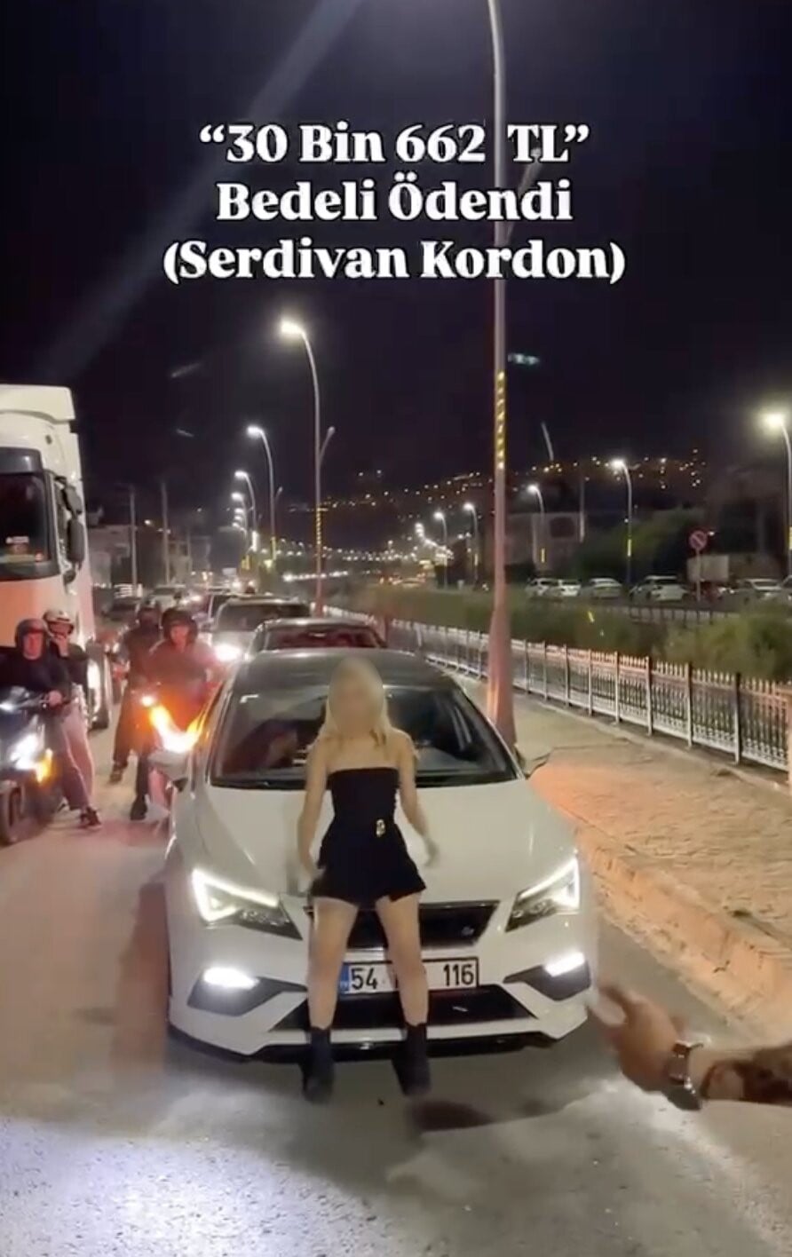 Trafikte Dans Pahalıya Patladı: Aynı Videoyu “Bedel Ödendi” Notuyla Yeniden Paylaştı