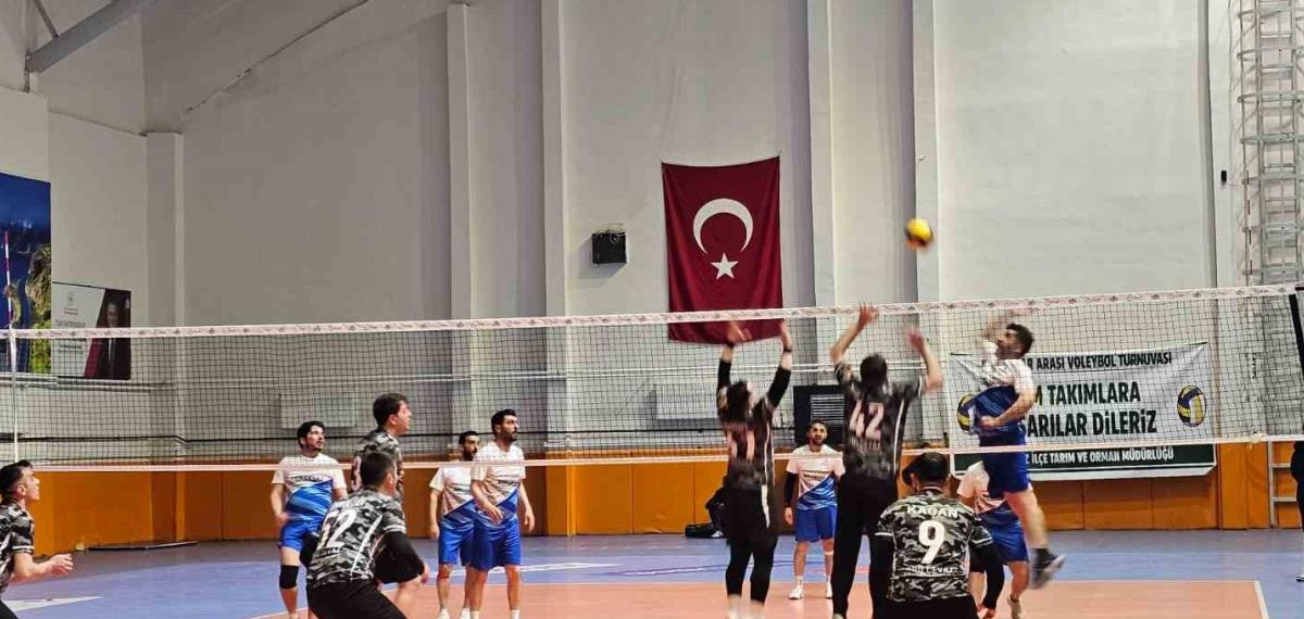 Adilcevaz’da Kurumlar Arası Turnuvanın Şampiyonu Jandarma Oldu