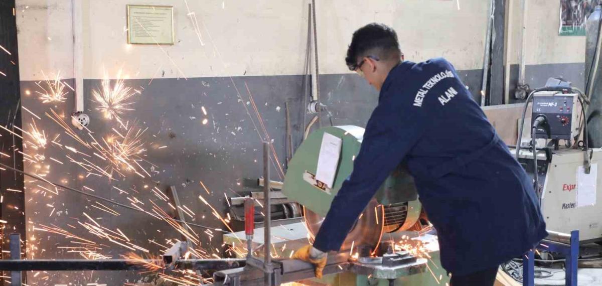 Ağrı’da “Maarifin Kalbinde Marifetli Gençlik” Etkinlikleri Kapsamında Öğrenciler Meslek Öğreniyor