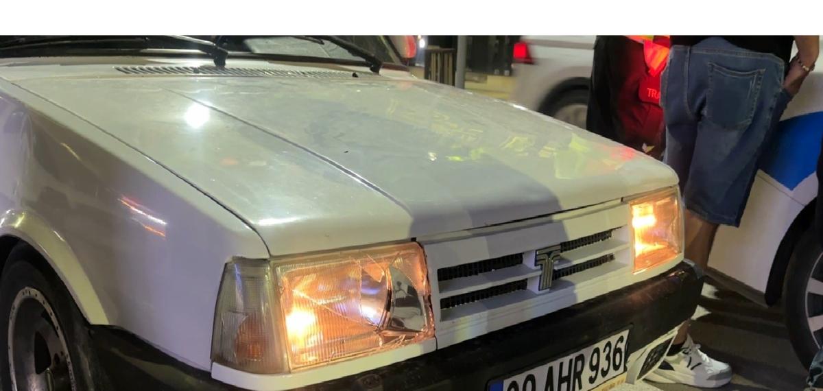 Alkol Alıp Şampiyonluk Kutlamasına Çıktı,  Park Halindeki 2 Otomobile Çarpıp Kaçtı
