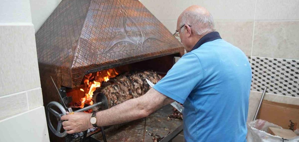 Anneler Gününde 100 Kilo Çağ Kebabı İkram Ettiler