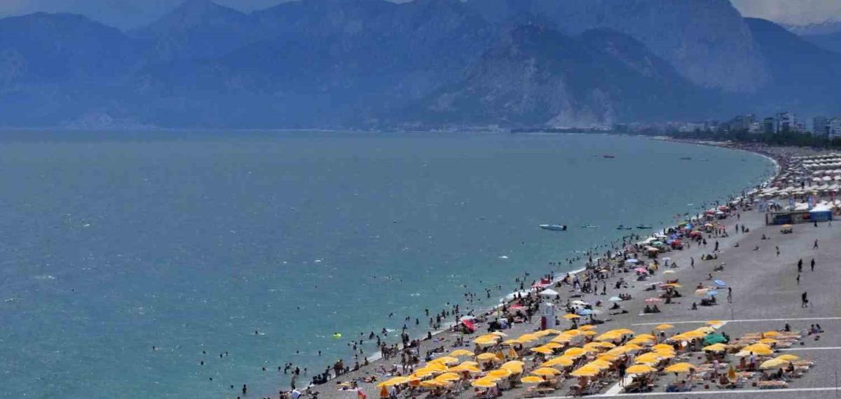 Antalya Sahillerinde Bayram Yoğunluğu İkinci Günde Artarak Devam Etti