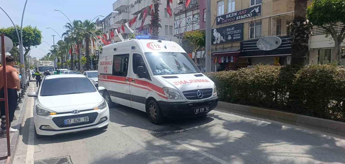 Antalya’da Yaya Geçidinden Geçmeye Çalışan Alman Turistin Ayağını Otomobil Ezdi