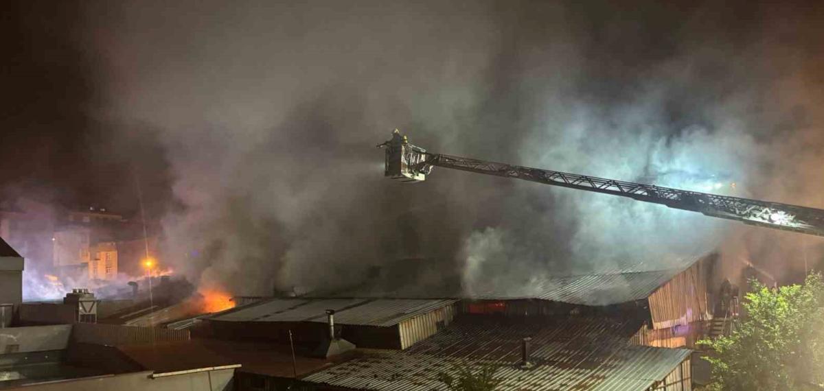 Arnavutköy’de Ahşap Kalıp Üretim Tesisinde Yangın