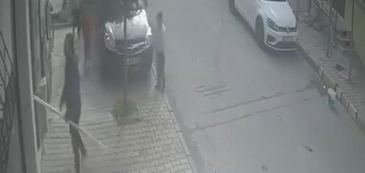 Arnavutköy’de Dehşet Anları: Çocuklara Saldırdı, Bina Sakinlerine Bıçak Çekti