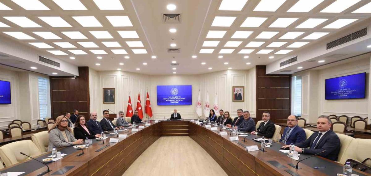 Bakan Işıkhan: “Dönüşümü Yöneten, Çalışanı Koruyan ve İnsan Odaklı Bir Yaklaşımı Merkeze Alan Politikalar Geliştirmek Zorundayız”