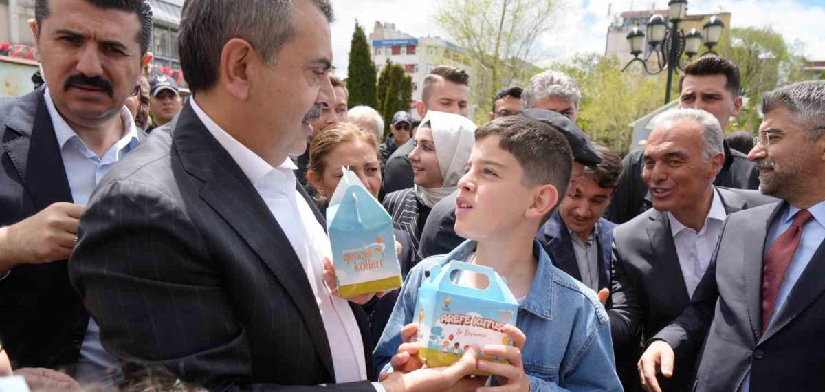 Bakan Tekin: “(CHP’deki Olaylar) Bu Olayın Arkasında Başka Bir Şaibe Aramaya Gerek Yok, Yeterince Şaibe Zaten Orada Var”