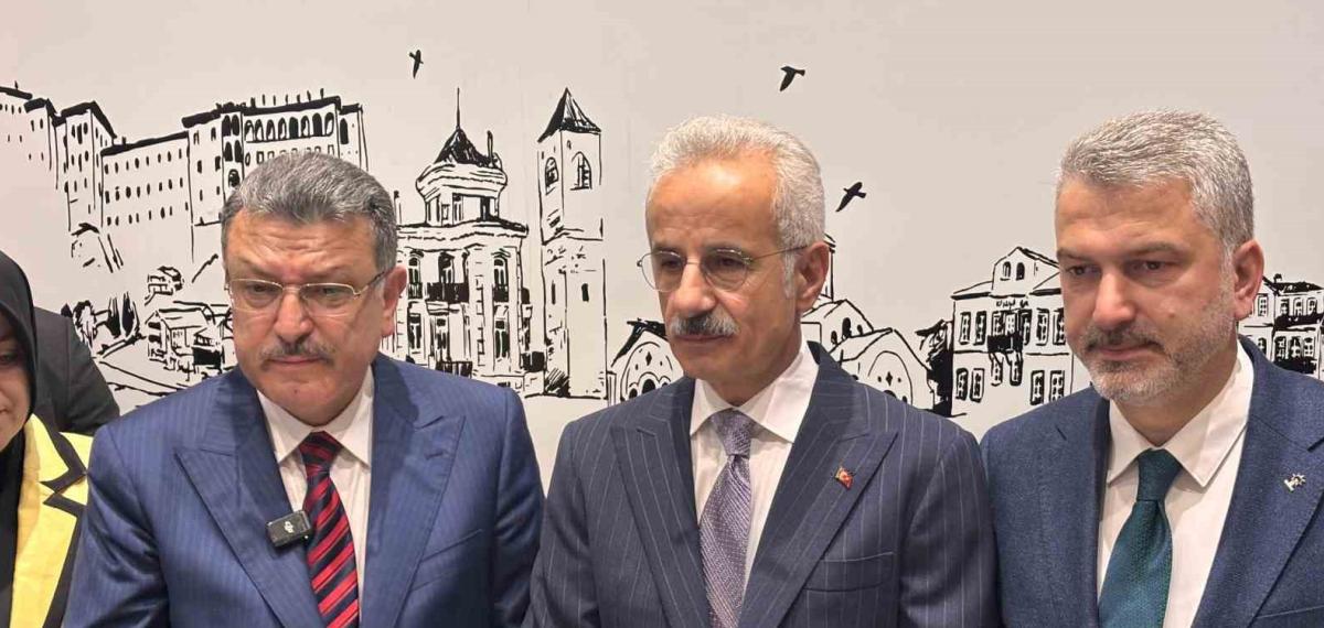 Bakan Uraloğlu, Memleketi Trabzon’da Hemşehrileri ile Bayramlaştı