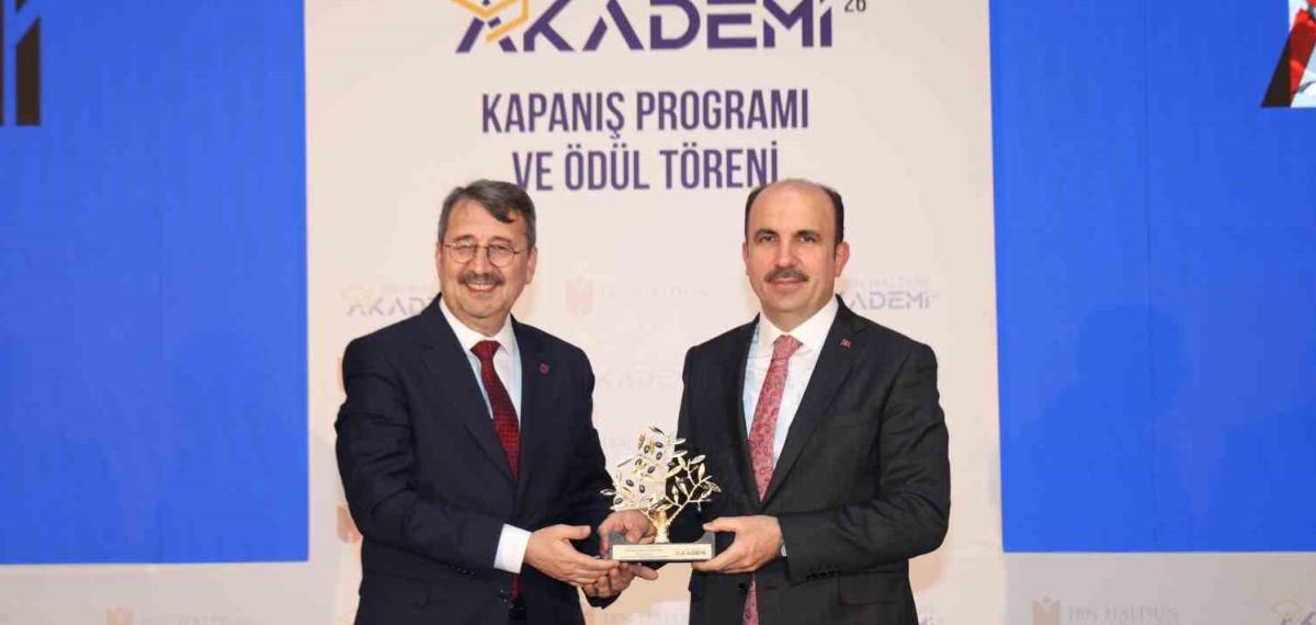 Başkan Altay’a İbn Haldun Üniversitesi’nden Gençlik Projeleri Ödülü