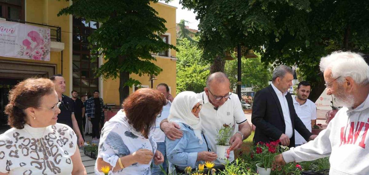 Başkan Çetin Akın’dan Anneler Günü’nde Anlamlı Kutlama