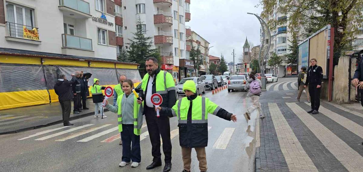 Başkan Ekinci, Gönüllü Öğrencilerle Trafik Kurallarına Dikkat Çekti