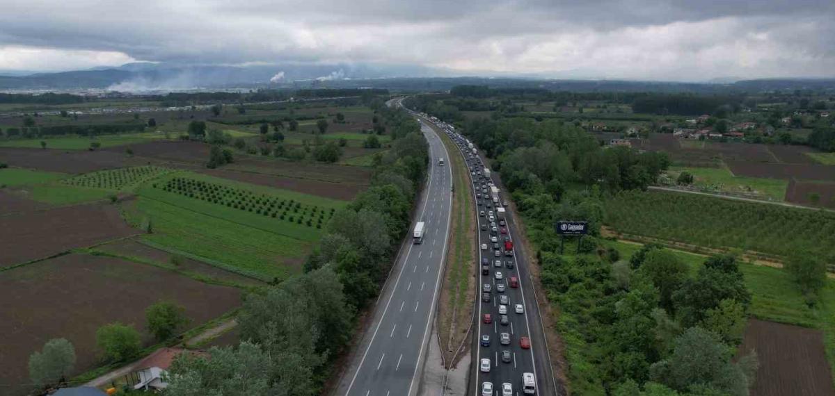 Bayram Tatilinin İlk Sabahında Sakarya Geçişinde Trafik Durma Noktasına Geldi