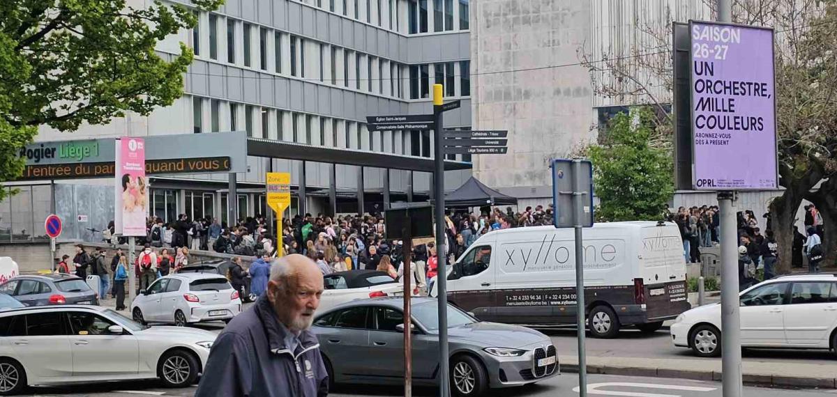 Belçika’da Greve Giden Öğretmenler Okullara Barikat Kurdu