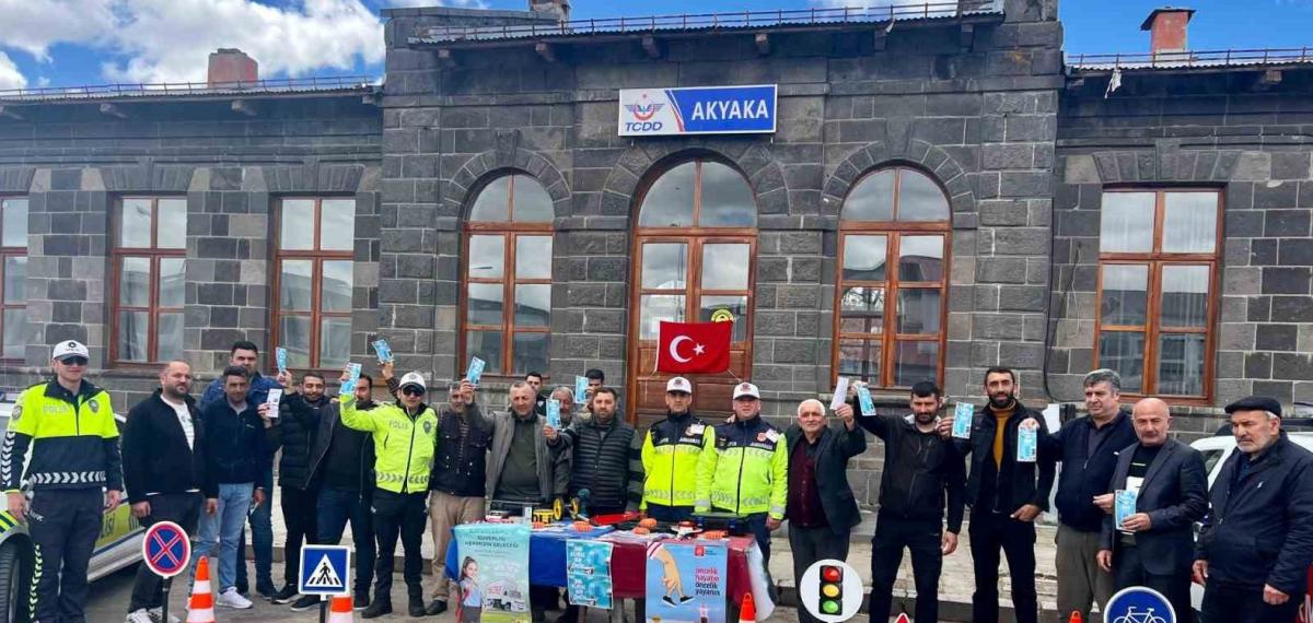 “Bir Kural Bir Ömür” Uyarısı: Akyaka’da Trafik Denetiminde Hayat Kurtaran Bilgilendirme