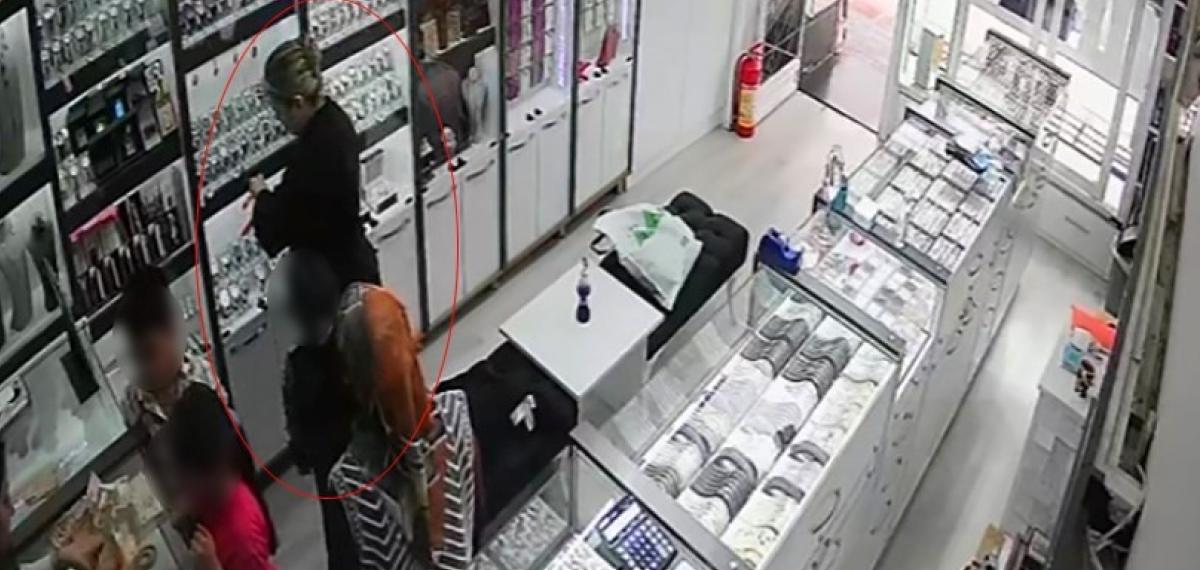 Birini Satın Aldı, Diğerini Çaldı: O Anlar Kamerada