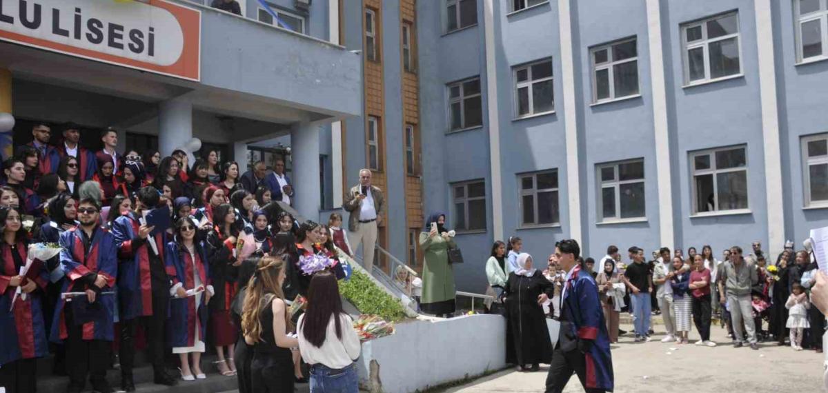Bulanık Anadolu Lisesi’nde Mezuniyet Coşkusu