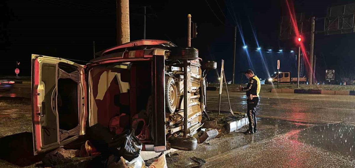 Burdur’da Otomobil ile Hafif Ticari Araç Çarpıştı: 1 Ölü, 5 Yaralı