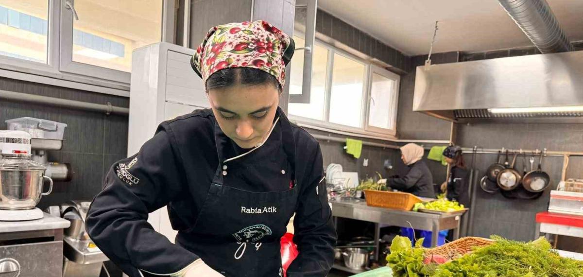 Burhaniye’de Fakülte Bahçesinde Yetişen Sebzeler Hasat Edildi