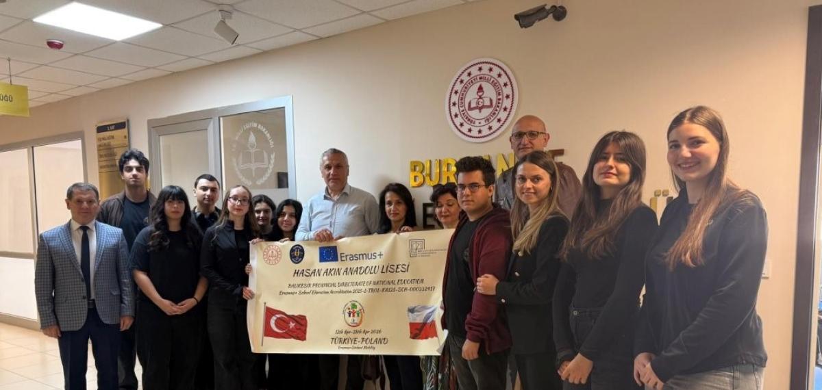 Burhaniye’de Polonya’dan Dönen Öğrenciler Milli Eğitim Müdürünü Ziyaret Etti