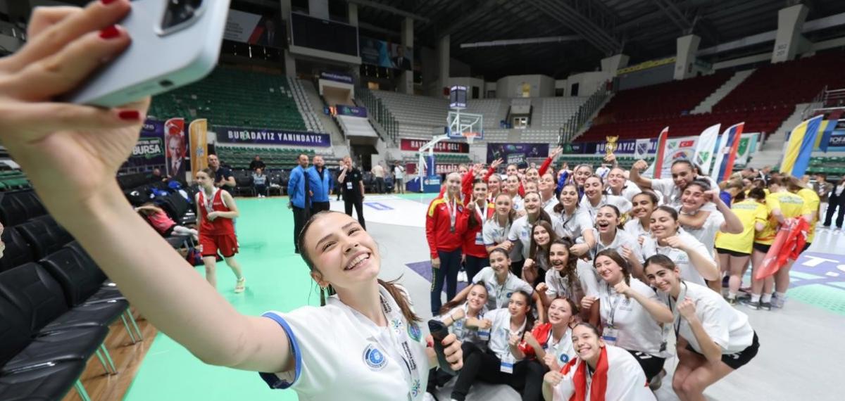 Bursa’da Spor Şenliklerinde Kardeşlik Rüzgarı