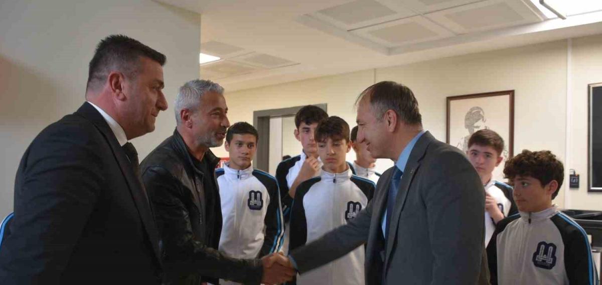 Çakmur, Ahmet Hamdi Tanpınar Ortaokulu Futsal Takımını Kutladı