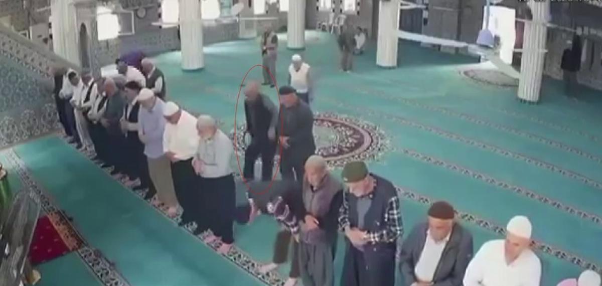 Camide Namaz Kıldığı Sırada Kalp Krizi Geçiren Yaşlı Adam, İmamın Kalp Masajıyla Hayata Döndü