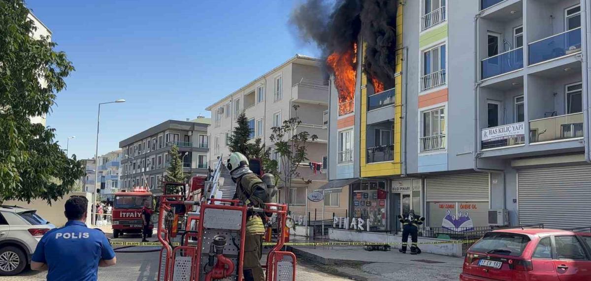 Çanakkale’de 4 Katlı Binada Can Pazarı: Alev ve Dumanlar Arasında Kalan Kadın Sağ Salim Kurtarıldı
