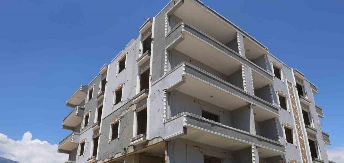 Canını Hiçe Sayan Hayvanseverin Ağır Hasarlı Binadan Köpeği Kurtardığı Anlar Kamerada
