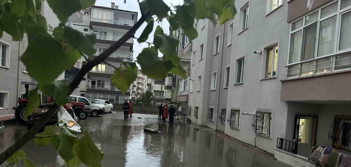Çankırı’da Yollar Göle Döndü, Ev ve İş Yerlerini Su Bastı